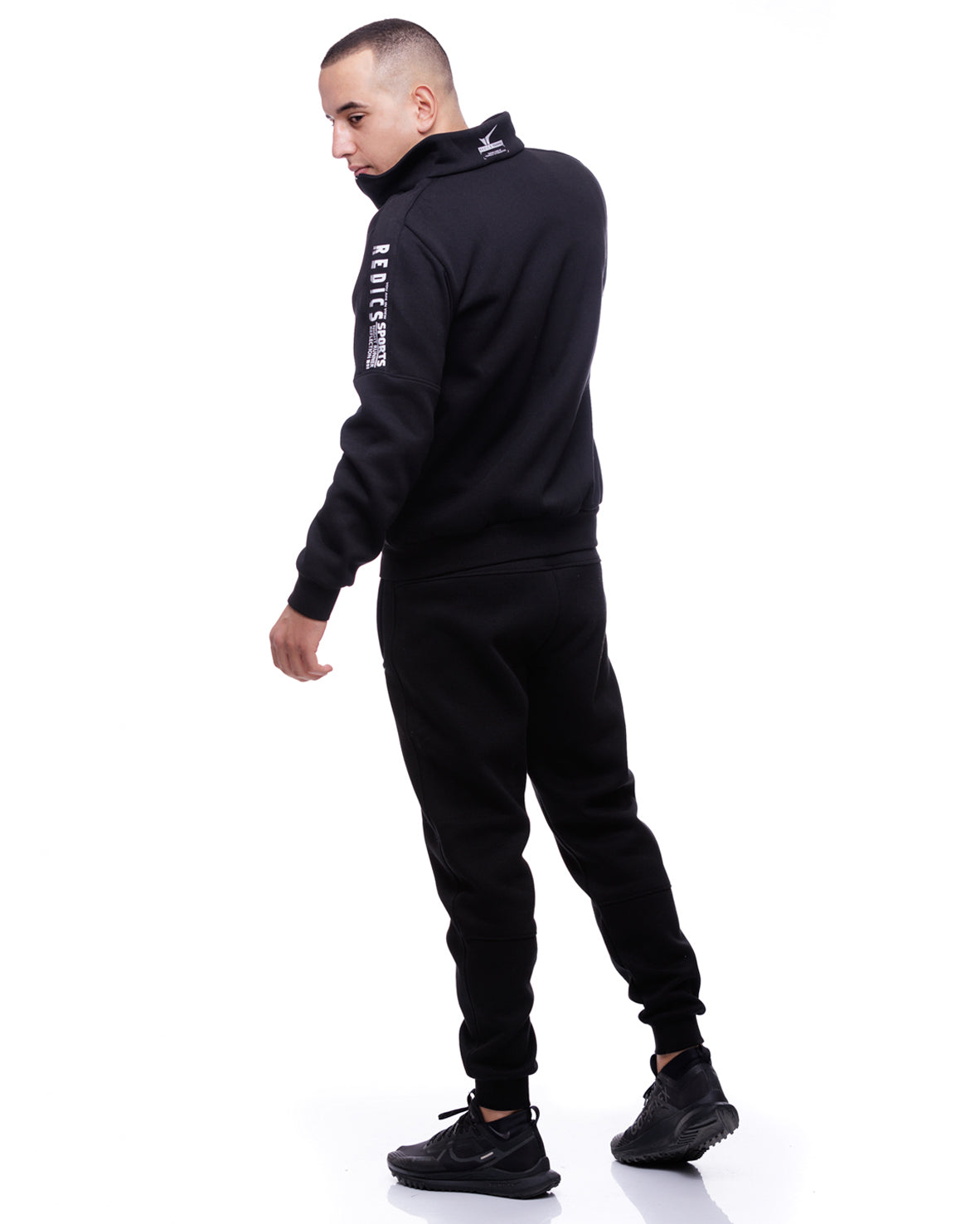 Мъжки спортен ватиран екип в черно