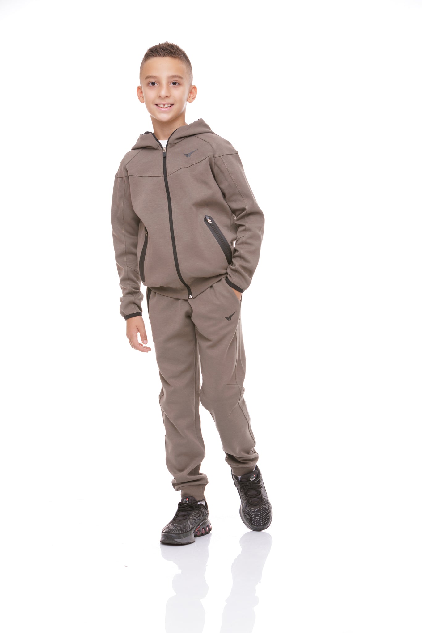 Детски спортен екип в цвят каки