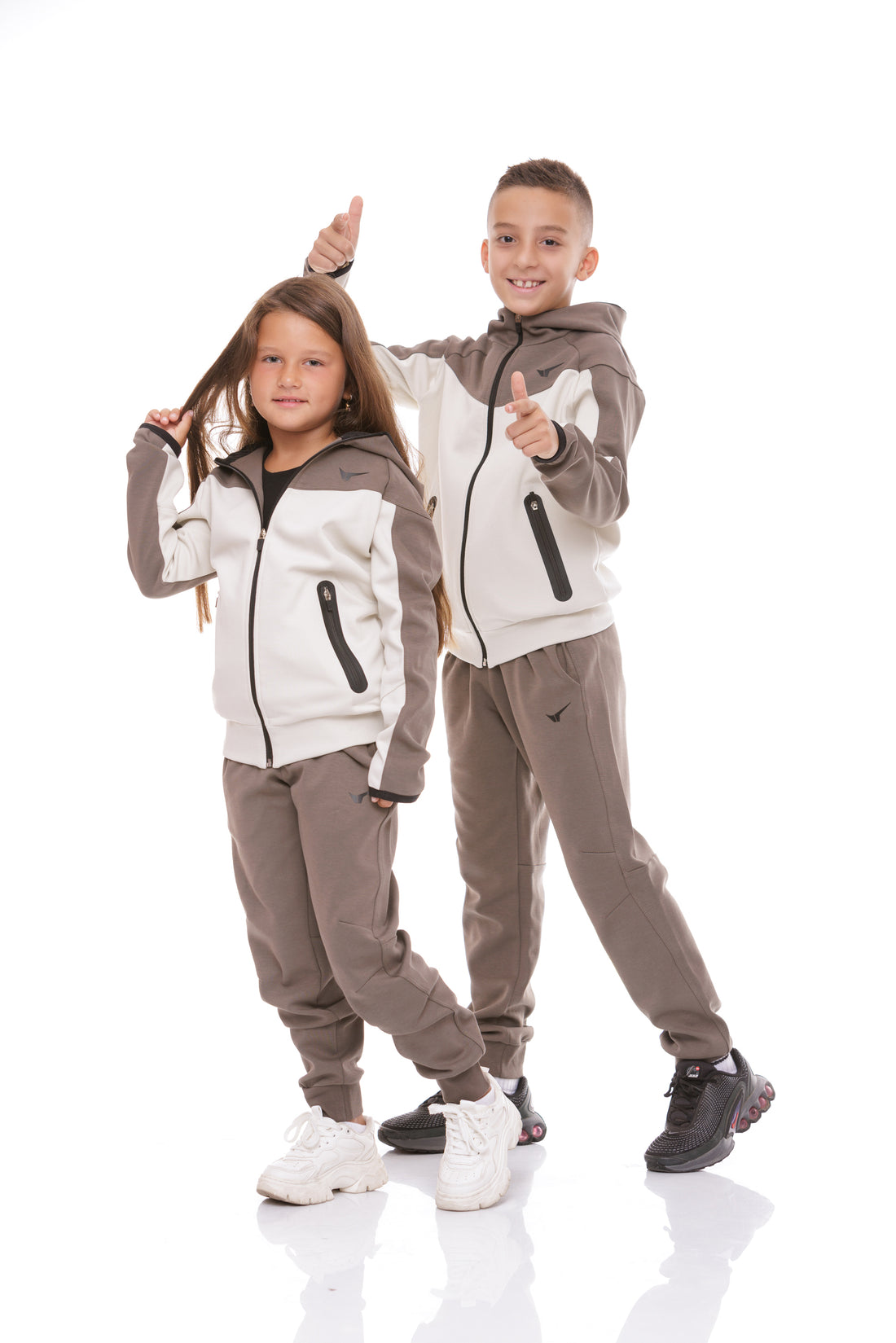 Детски спортен екип в цвят каки с екрю