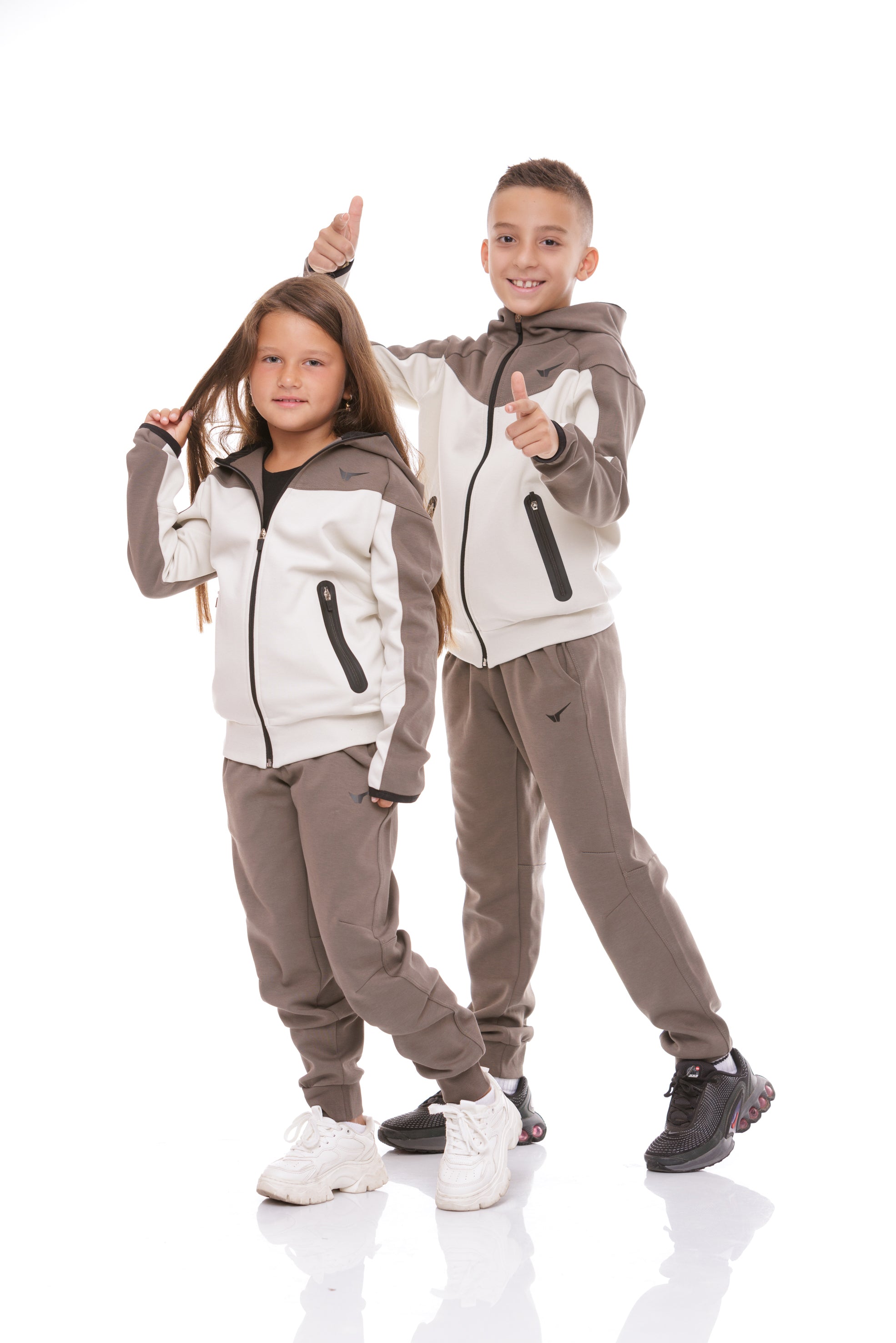 Детски спортен екип в цвят каки с екрю