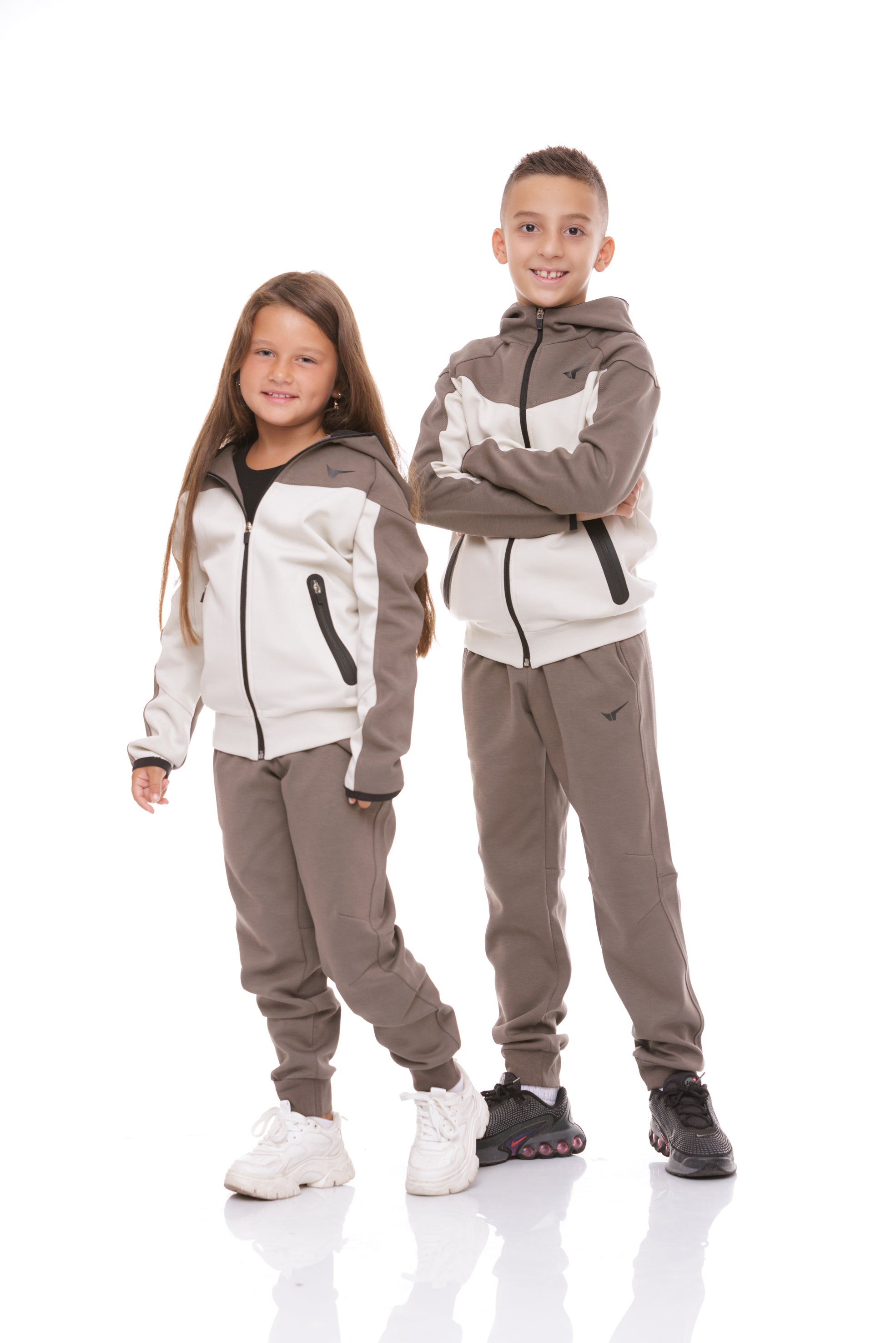 Детски спортен екип в цвят каки с екрю