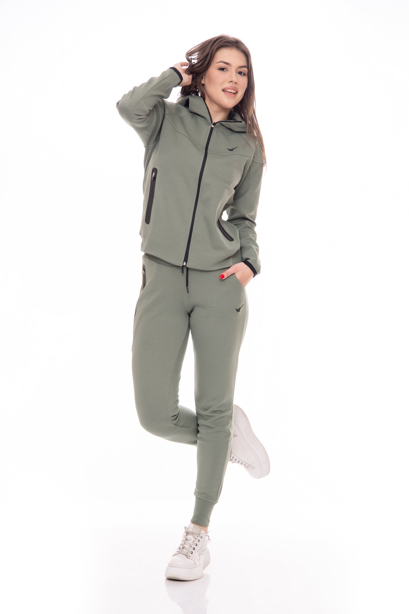 Дамски спортен екип в зелено