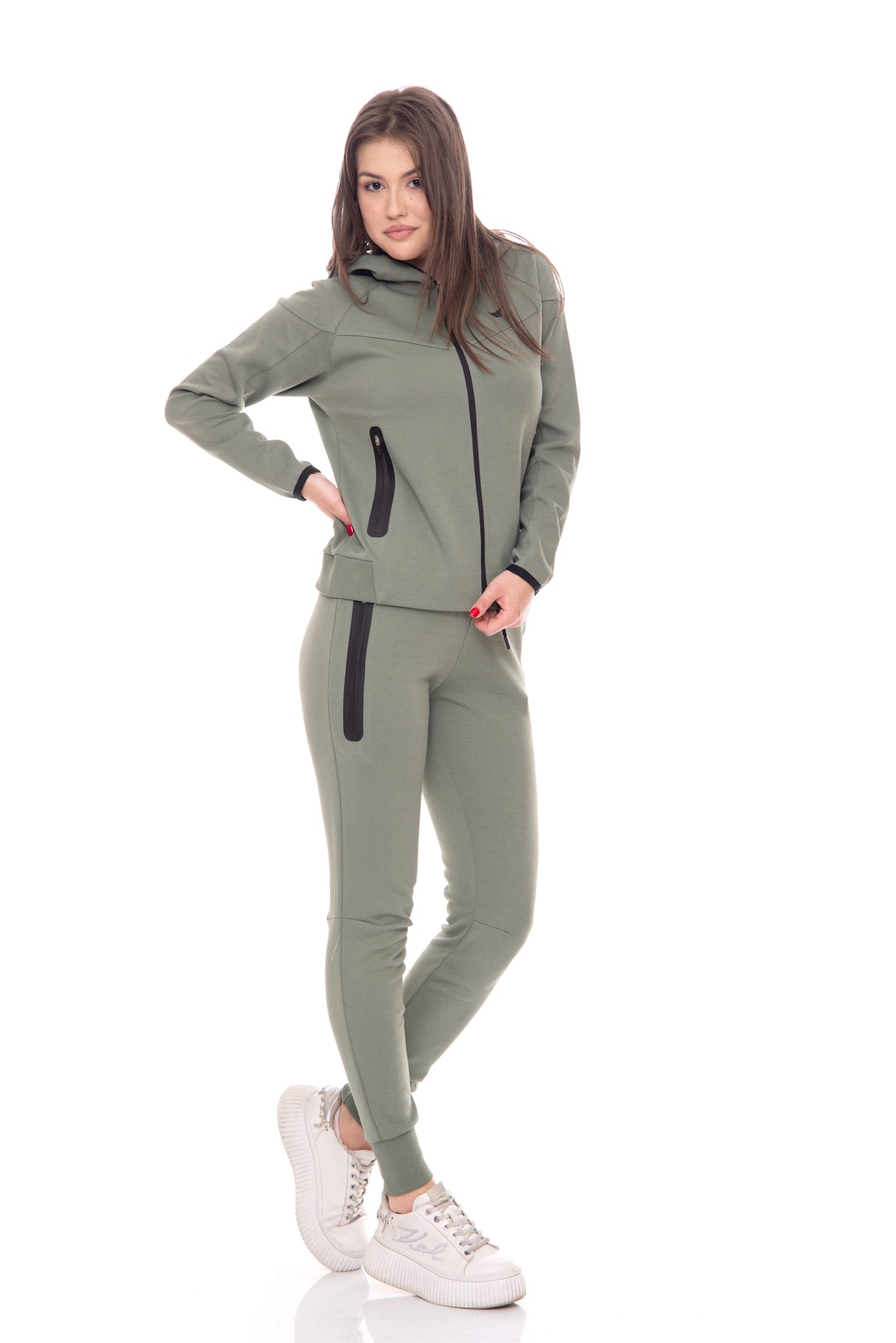 Дамски спортен екип в зелено