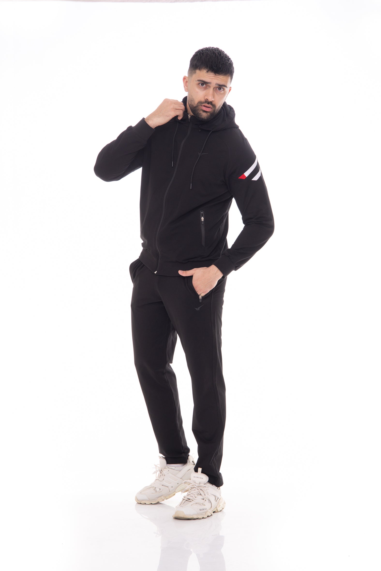 Мъжки спортен екип в черно с бяло и червено