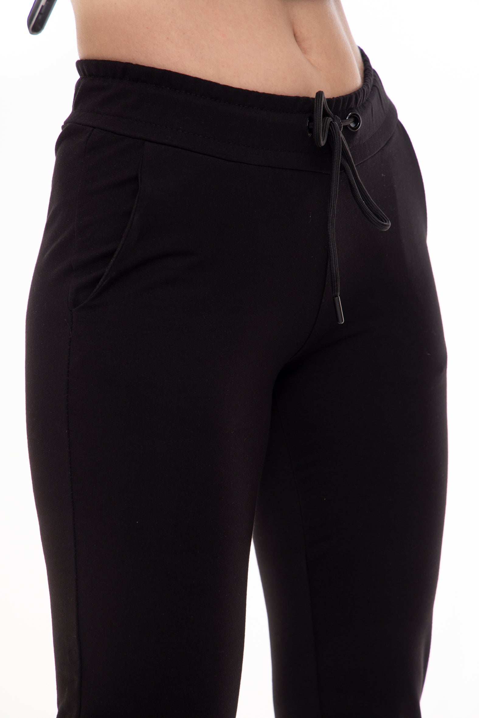 Дамски панталон в черно 25-1027/2