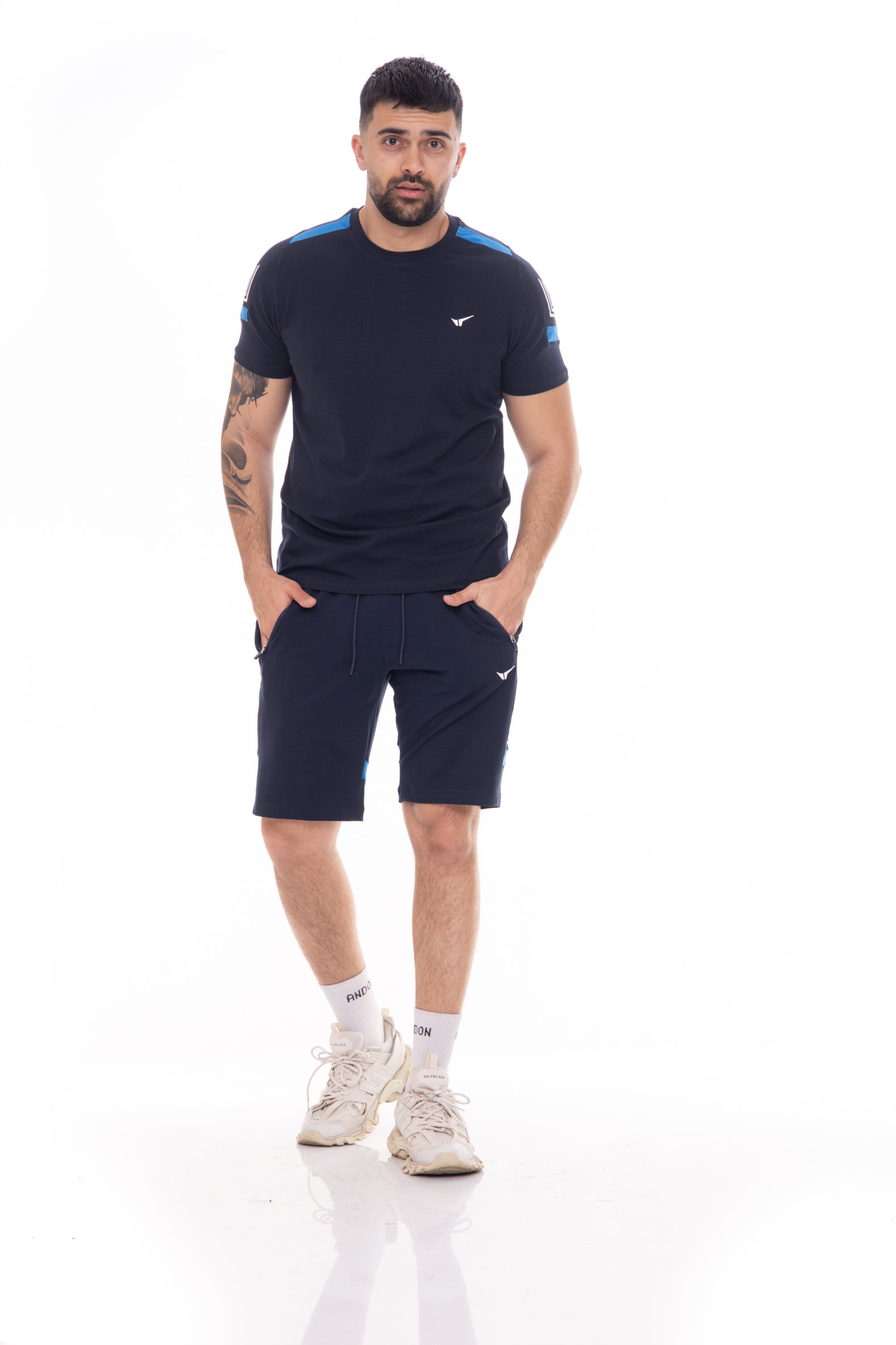 Мъжка тениска в тъмно синьо със синьо