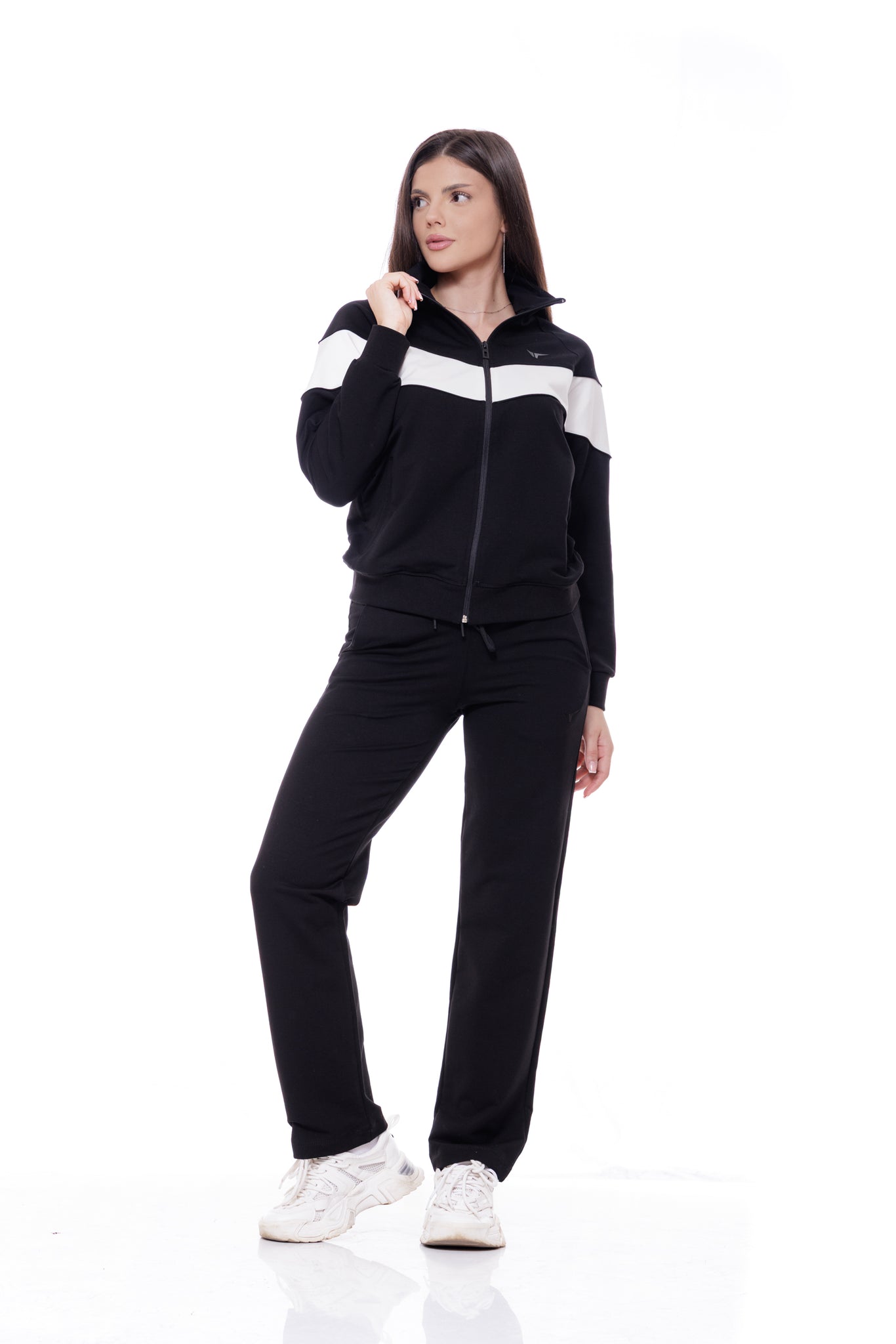 Дамски спортен екип в черно и екрю 25-1082
