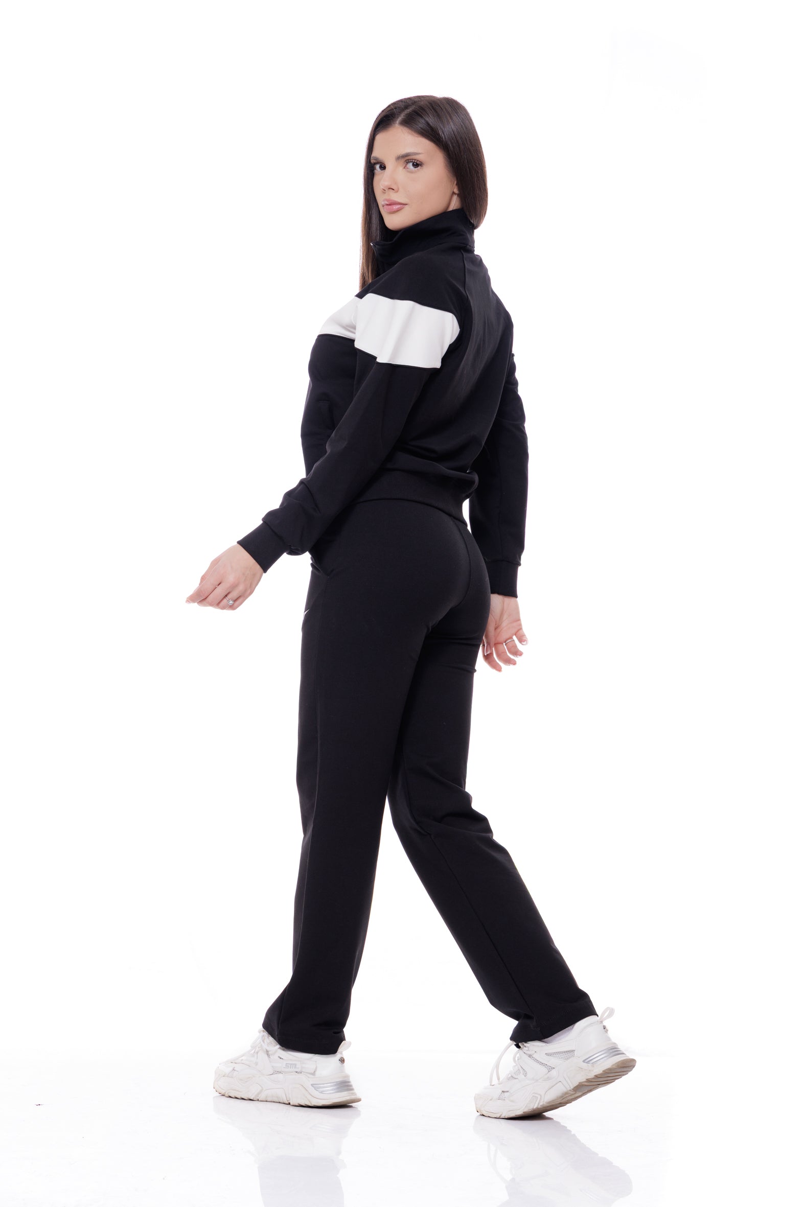 Дамски спортен екип в черно и екрю 25-1082