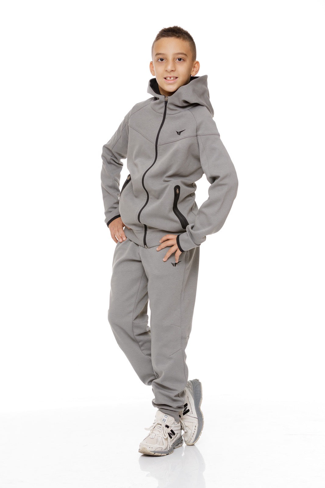 Детски спортен екип в сиво