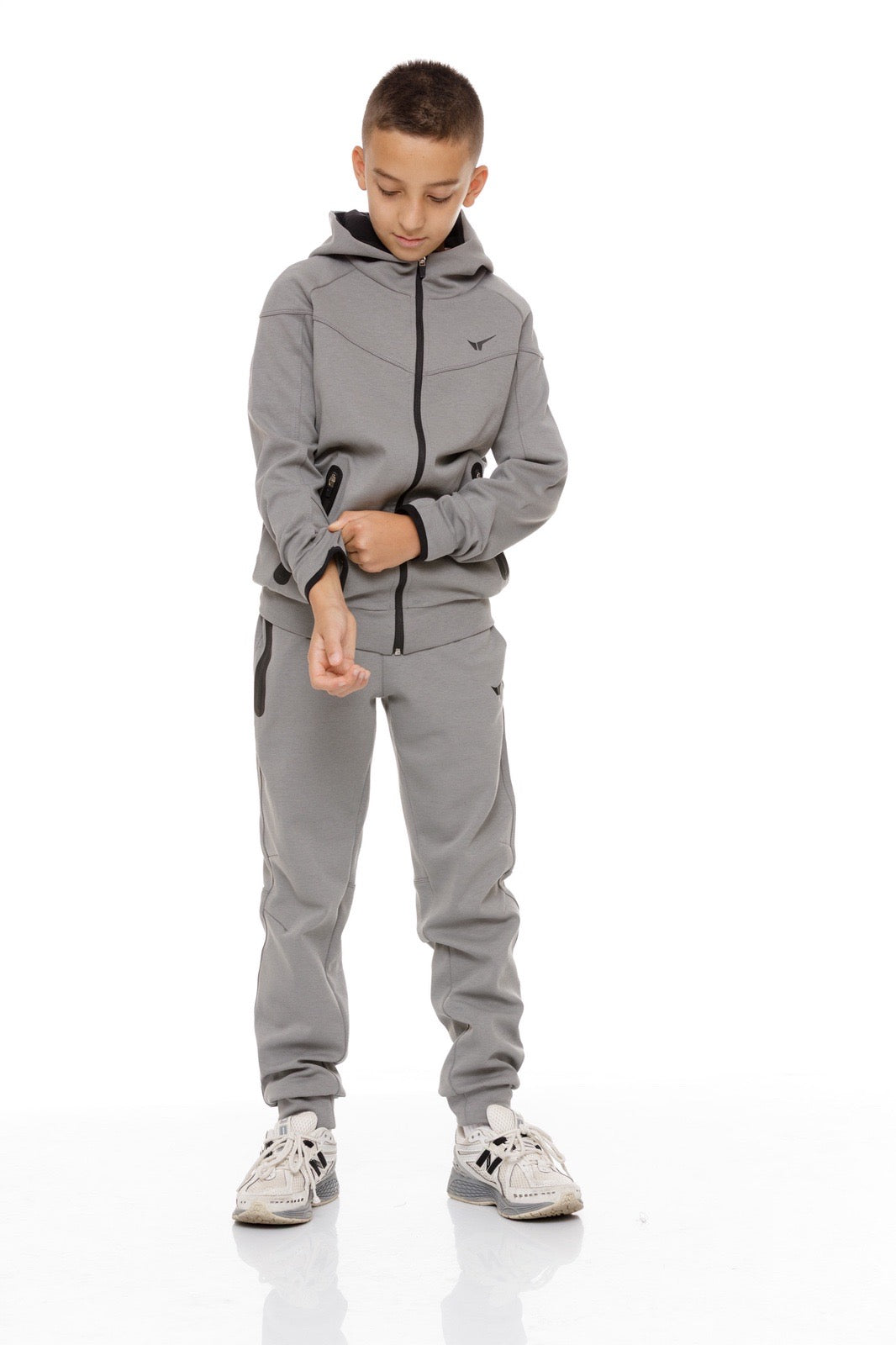 Детски спортен екип в сиво