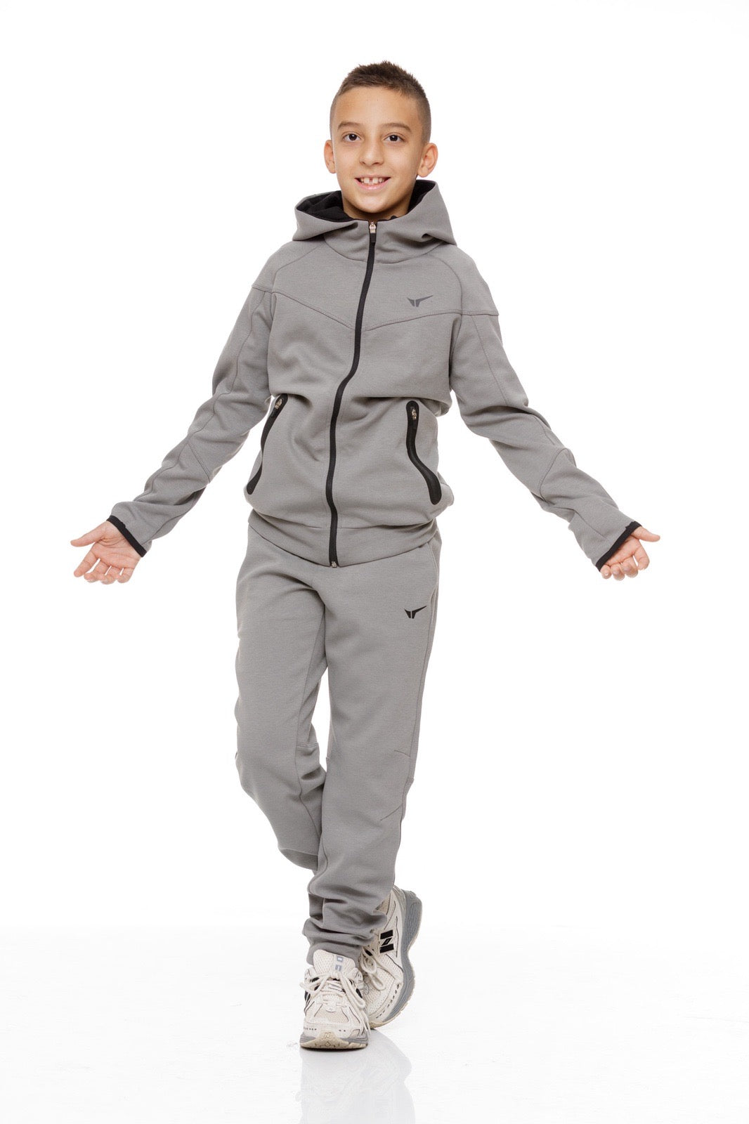 Детски спортен екип в сиво