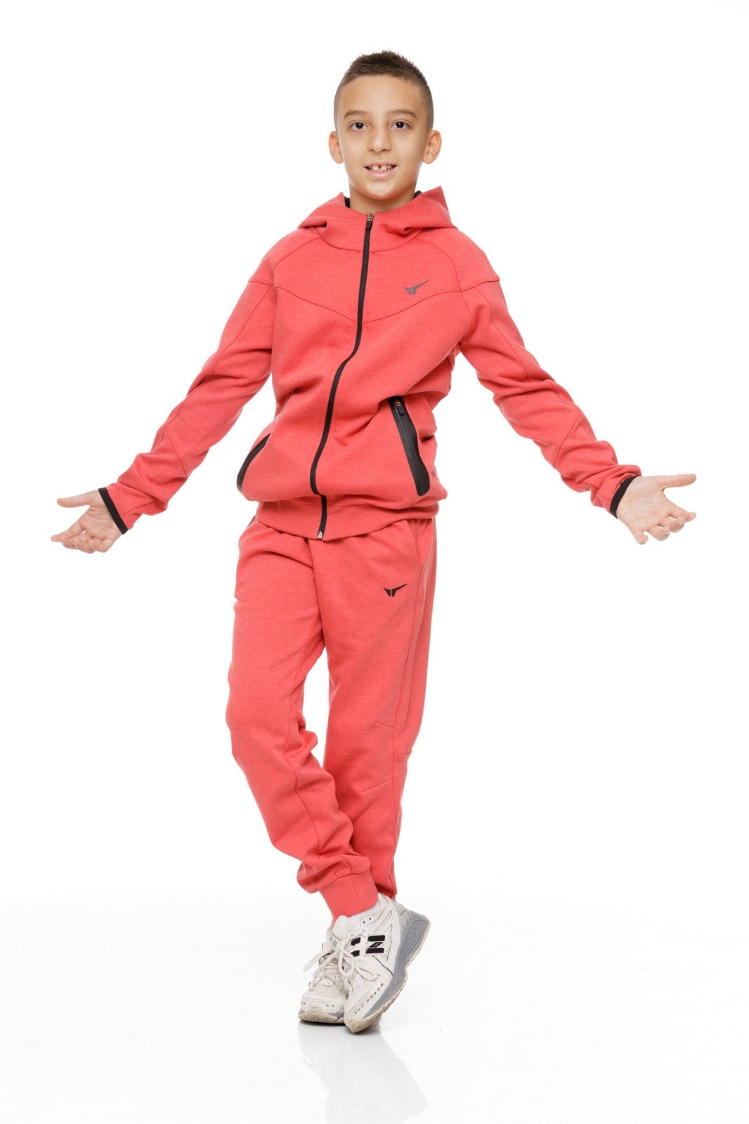 Детски спортен екип в червено