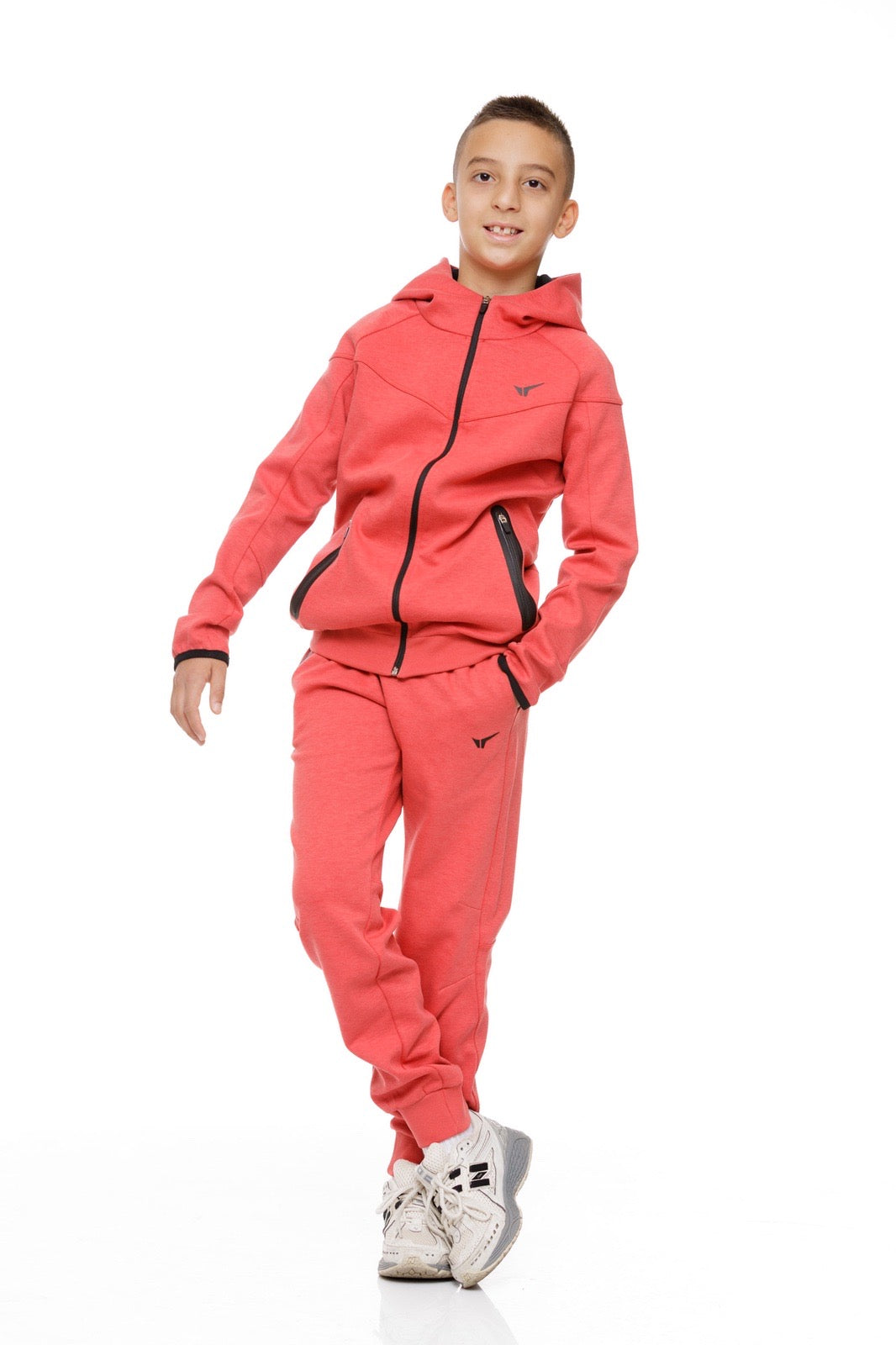 Детски спортен екип в червено