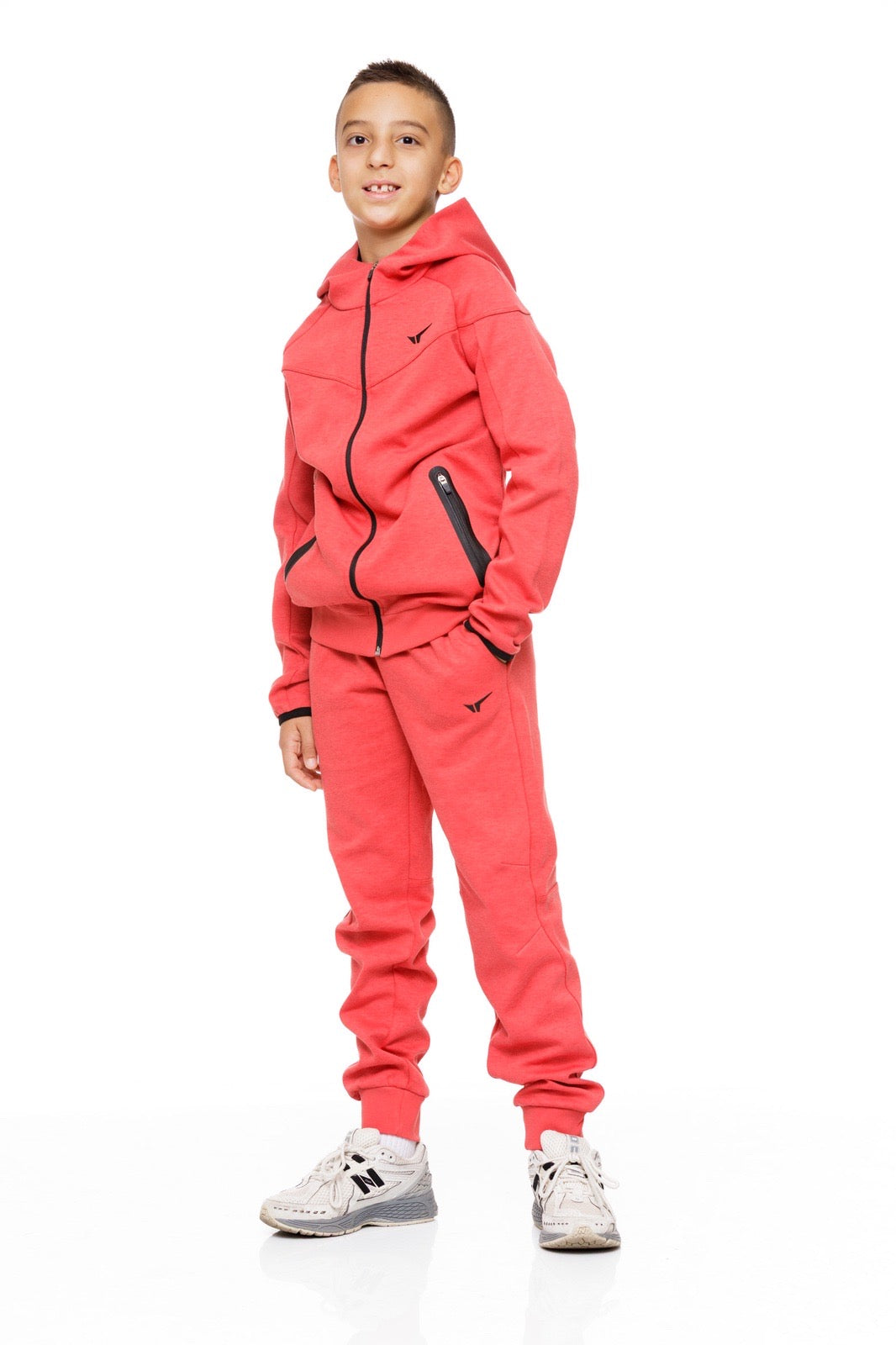 Детски спортен екип в червено