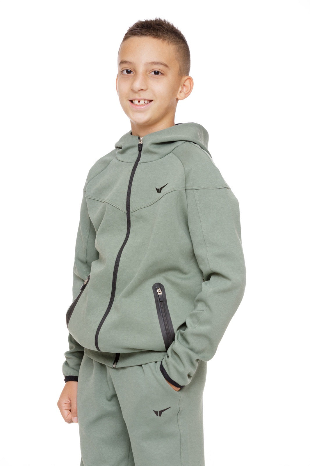 Детски спортен екип в зелено