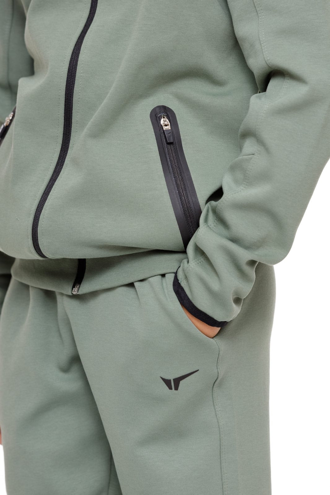 Детски спортен екип в зелено