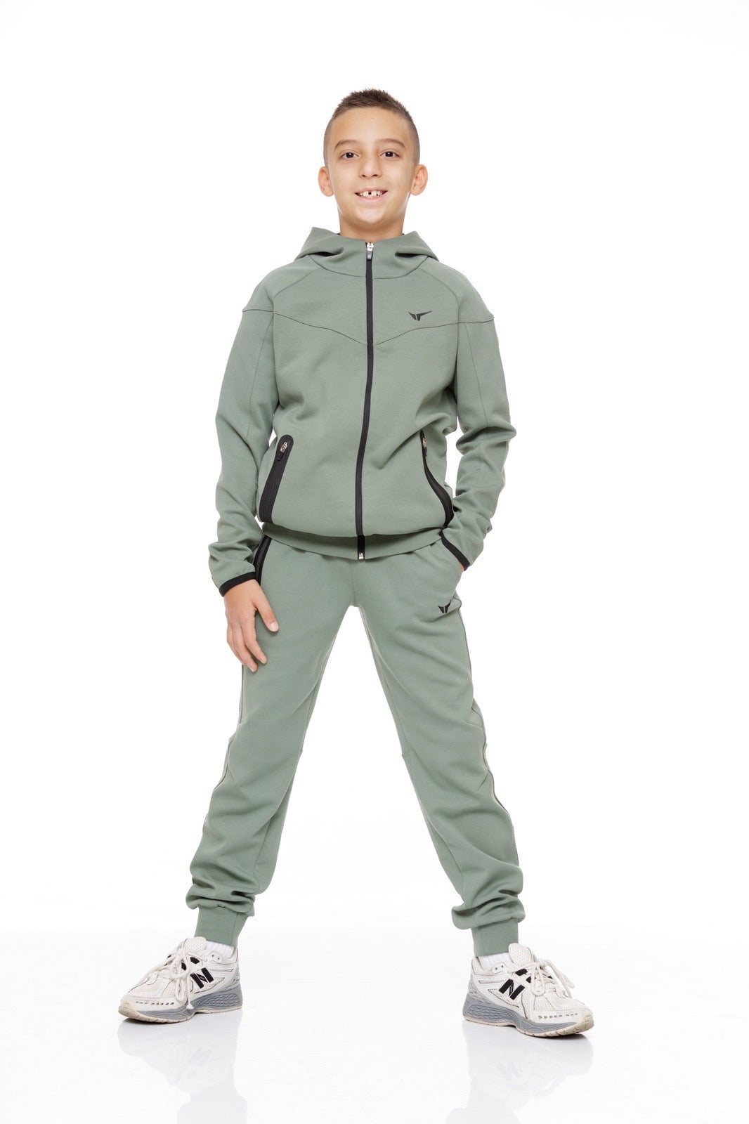 Детски спортен екип в зелено