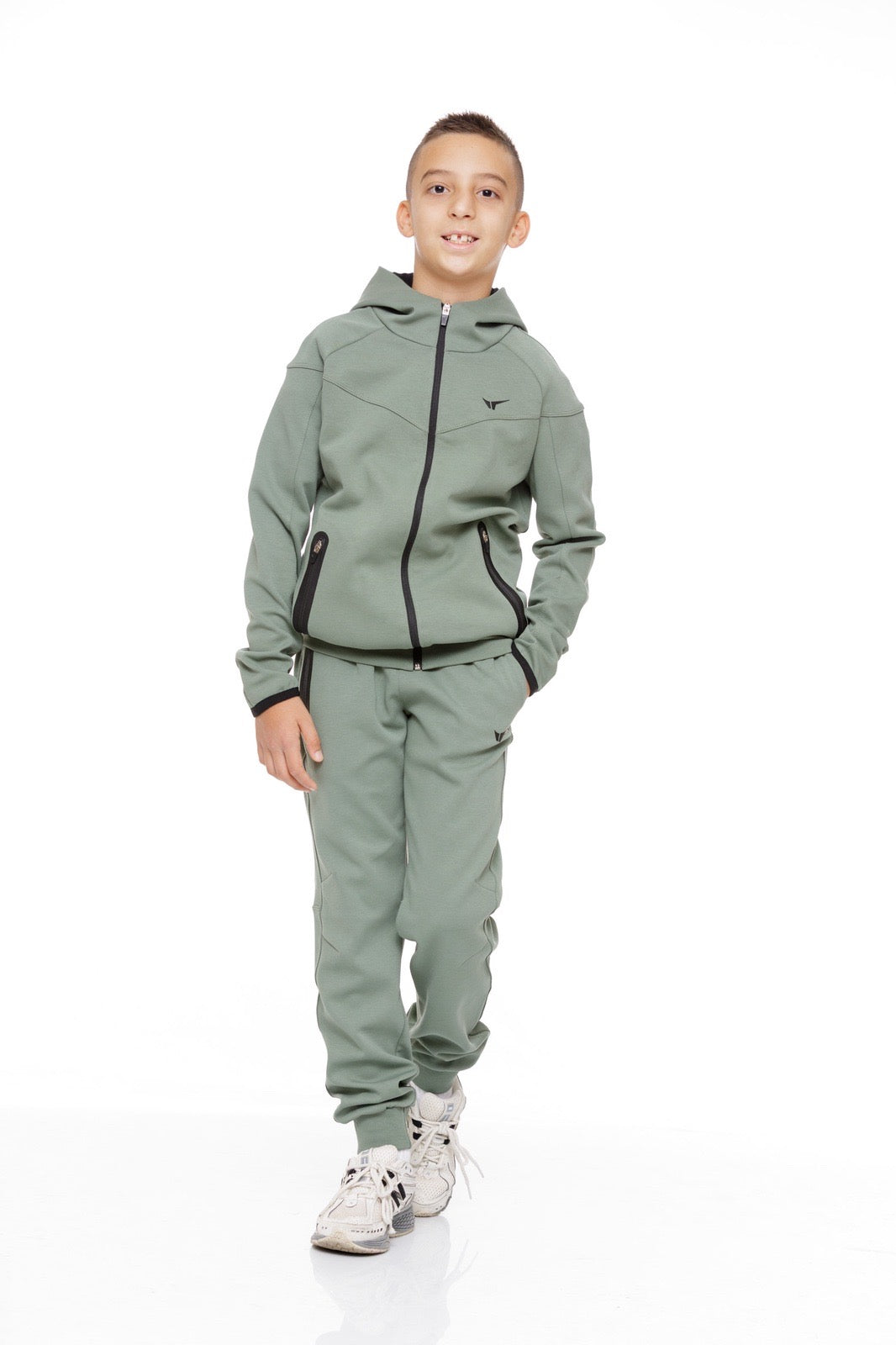 Детски спортен екип в зелено